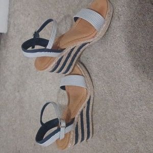 Kelly & Katie platform sandals